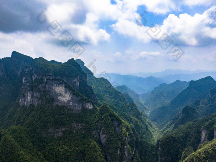 湖南张家界大山深处山谷悬崖