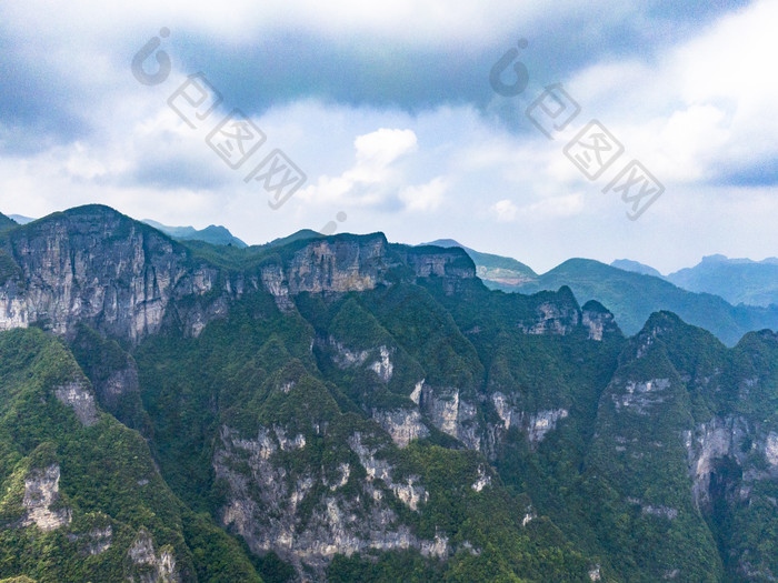 湖南张家界大山深处山谷悬崖