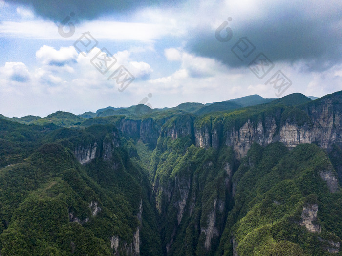 湖南张家界大山深处山谷悬崖