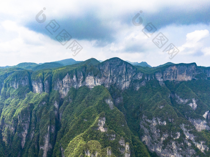 湖南张家界大山深处山谷悬崖