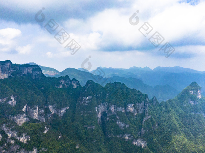 湖南张家界大山深处山谷悬崖