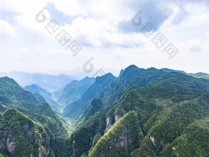 湖南张家界大山深处山谷悬崖