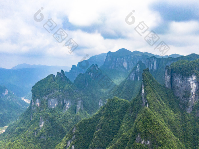 祖国壮丽山河湖南张家界奇山