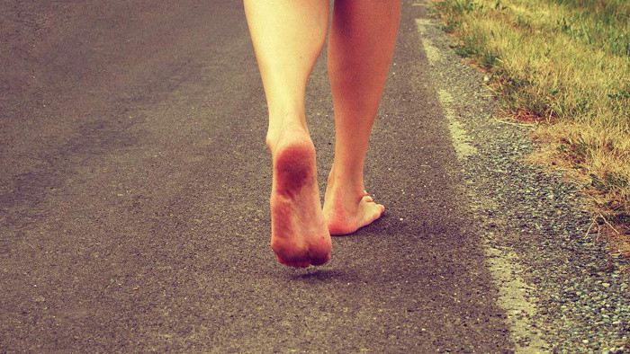 在路上或夹板赤脚走路沉重声音MP3下载