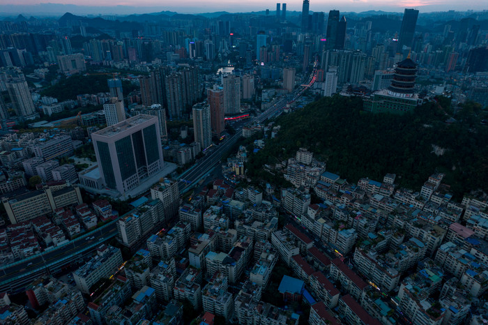 贵阳城市夜幕降临城市风光航拍摄影图