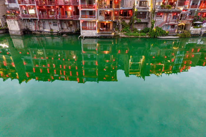 贵州黔东南镇远古镇夜景灯光航拍摄影图