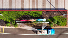 城市绿化洒水车浇水灌溉航拍摄影图