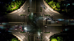 城市十字交叉路口交通车辆行驶夜景航拍摄影图