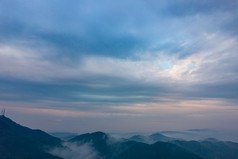 清晨大山云雾缭绕航拍摄影图