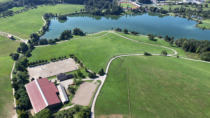 平静淡然色彩的航拍背景音乐