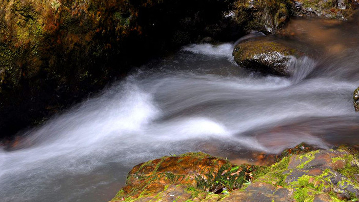 从山上流水声素材