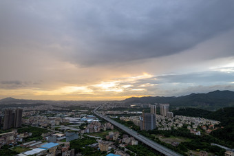 城市交通双色天雨后晚霞火烧云