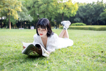 草地上的少女女生美女女孩子阅读学习