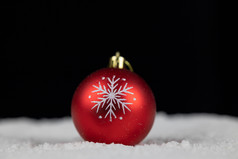 雪上的圣诞节装饰球水晶球圣诞树