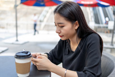 商务人像下午白领女性咖啡店办公