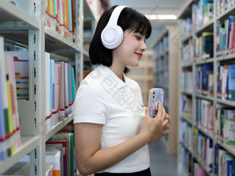 图书馆看书的女大学生学习阅读书写作业
