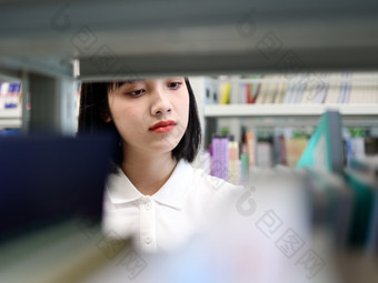 图书馆看书的女大学生学习阅<strong>读书</strong>写作业