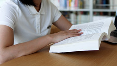 图书馆看书的女大学生学习阅读书写作业