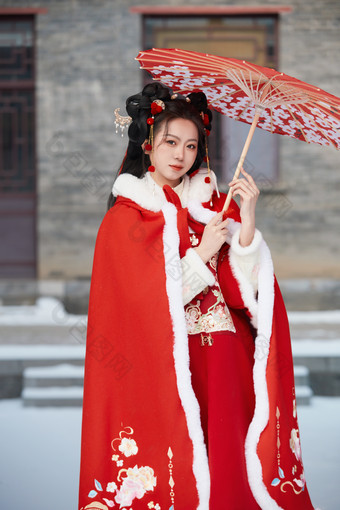 雪天户外身穿中式红色汉服的亚洲少女