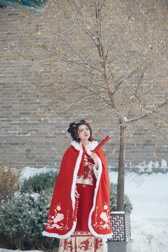 雪天户外身穿中式红色汉服的亚洲少女