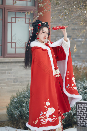 雪天户外身穿中式红色汉服的亚洲少女