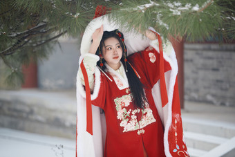 雪天户外身穿中式红色汉服的亚洲少女