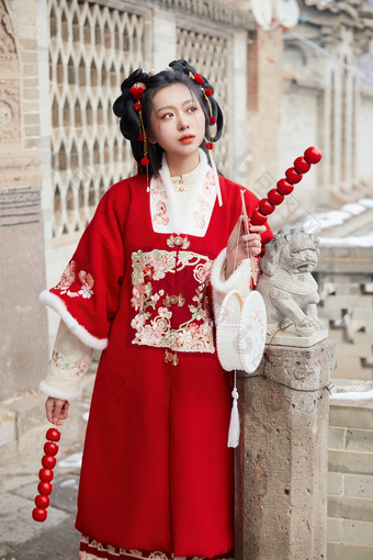 雪天户外身穿中式<strong>红色</strong>汉服的亚洲少女
