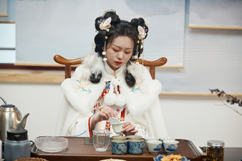 身穿汉服展示茶道文化的亚洲少女