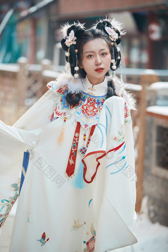 大雪后户外身穿明朝汉服的亚洲少女