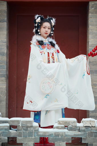 大雪后户外身穿明朝汉服的亚洲少女