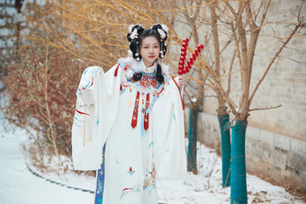 大雪后户外身穿明朝汉服的亚洲少女