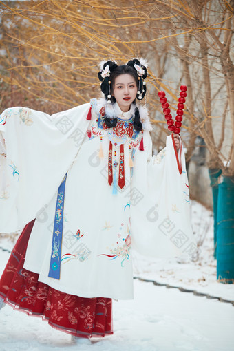 大雪后户外身穿明朝汉服的亚洲少女