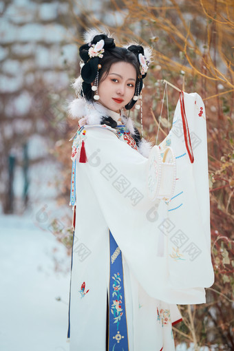 大雪后户外身穿明朝汉服的亚洲少女