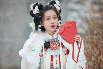 大雪后户外身穿明朝汉服的亚洲少女