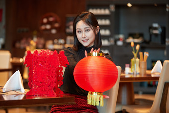 除夕在酒店餐厅庆祝新春的亚洲少女