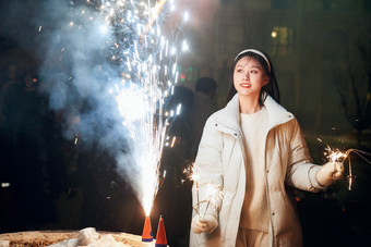 除夕夜燃放烟火烟花的快乐中国少女