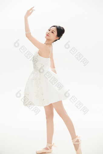 白色背景下跳芭蕾<strong>舞</strong>的亚洲少女