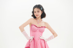 身穿粉色芭蕾舞服跳舞的亚洲少女
