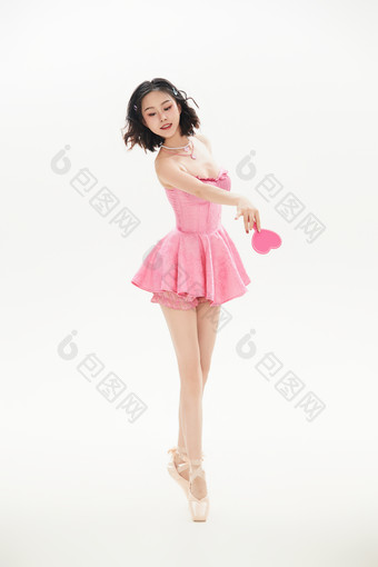 身穿粉色芭蕾<strong>舞</strong>服跳<strong>舞</strong>的亚洲少女