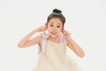 白色背景里的活泼可爱的中国小女孩儿童