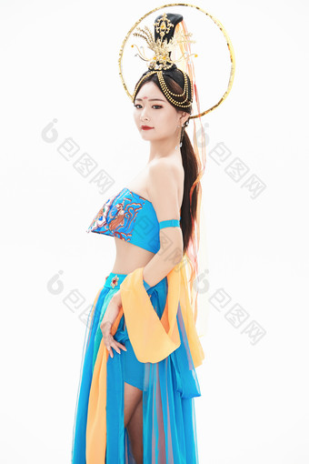 身着唐朝敦煌服饰跳飞天舞蹈的中国少女