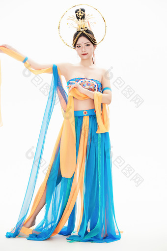 身着唐朝敦煌服饰跳飞天舞蹈的中国少女