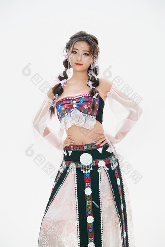 身穿中国<strong>少数民族</strong>哈尼族服饰的亚洲女性