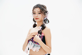 身穿中国少数民族哈尼族服饰的亚洲女性