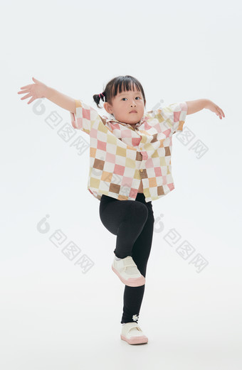 白色背景下顽皮可爱的中国小女孩儿童