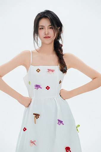 白色背景里的中国女性大学生