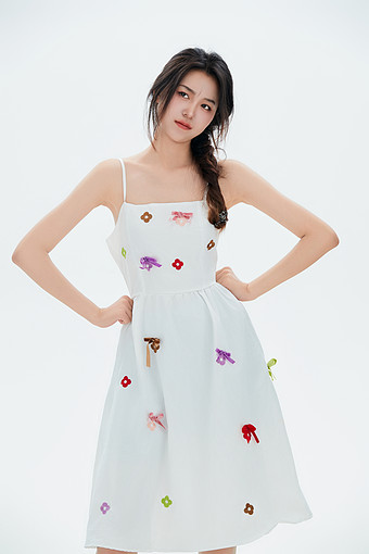 白色背景里的中国女性大学生