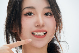 佩戴牙齿矫正器的亚洲美女牙齿矫正牙科