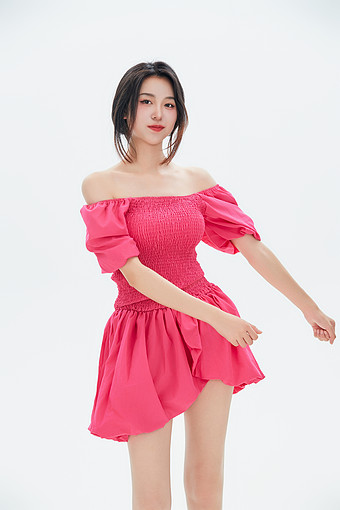 白色背景里的中国女性大学生