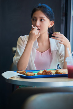 在商场快餐厅大吃特吃的中国可爱少女人像